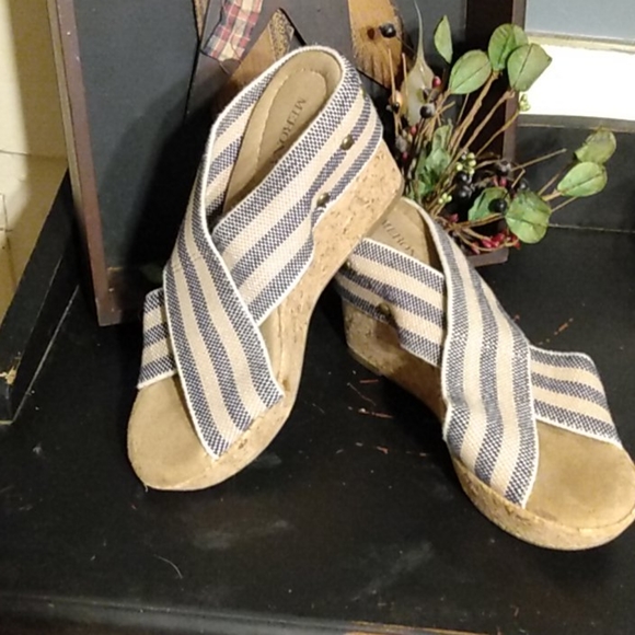 Merona Shoes - 🔴 6/$15 Merona wedges sandals